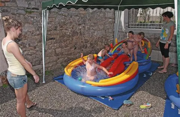 V Dutovljah so za otroke organizirali plažo z vodo v začasnih bazenih in  zabavne urice
