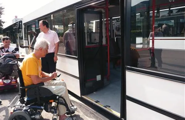 Avtobus je sicer prirejen za invalide na vozičkih, toda na postajališčih s prenizkimi robniki vanj ne morejo
