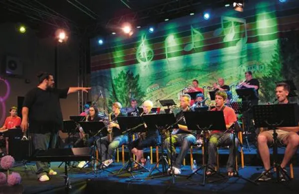 Big band hrošči iz Marezig, ki je z Marežganskim mladinskim društvom že osmič zakrivil Marezijazz 
