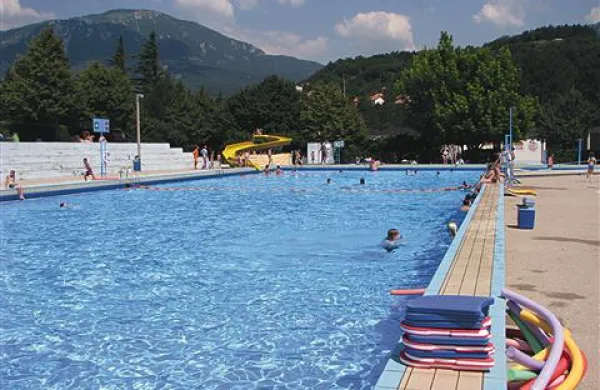 V Ajdovščini razmišljajo,  ceno za vstop na bazen znižali ter da bi šolarjem in malčkom med tednom omogočili brezplačno kopanje