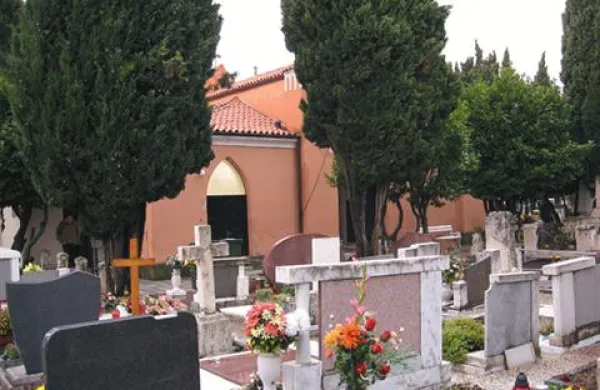 Čez približno tri leta bo piransko pokopališče zapolnjeno. V tem času namerava občina urediti novo pokopališče, ni pa še povsem jasno, kje.