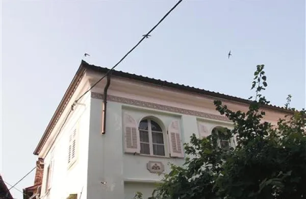 Tatovi so s stanovanjske hiše v središču Kopra ukradli 4,5 metra bakrene odtočne cevi
