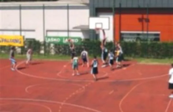 V petek zvečer so na taboru KZS v Postojni obravnavali domnevno spolno nadlegovanje. Dejanja  je osumljen trener, ki naj bi otipaval mladoletnika.