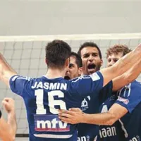 Jasmin Čuturič (16) se je soigralci kluba Anwar veselil drugega mesta v libanonskem prvenstvu