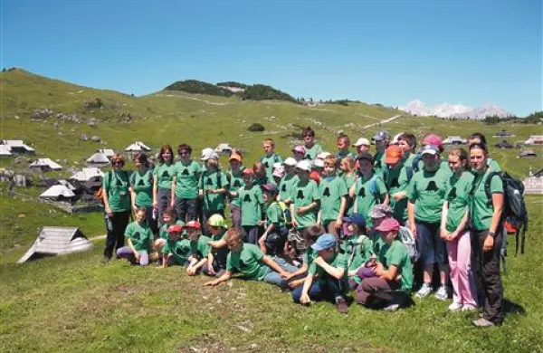 Udeleženci izleta na Veliko planino v majicah akcije mladih bistriških planincev