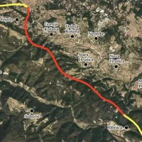 Del bodoče avtoceste Divača-Jelšane (označen z rdečo), ki Košancem že eno leto ježi lase 