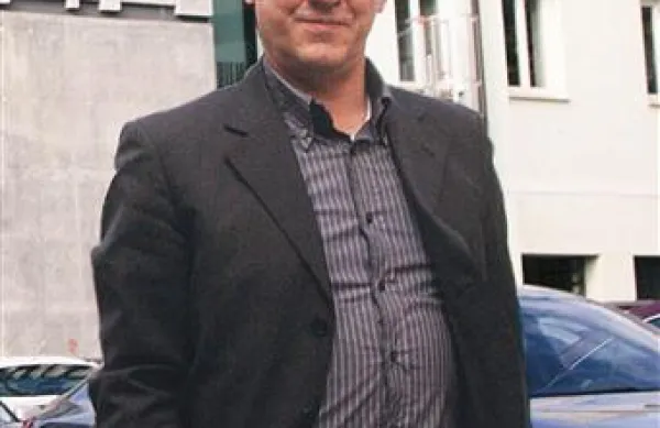 Darko Darovec naj bi lani zaslužil več kot 170.000 evrov bruto. Če podatek drži, je  dve tretjini zneska po vsej verjetnosti prejel prek avtorskih in podjemnih pogodb, saj mu osnovne plače nanese “le” za 51.636 evrov bruto na leto. 