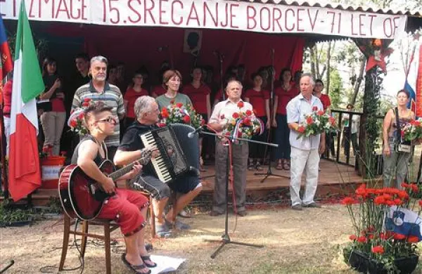 Ob dnevu borca so krajevne organizacije ZB za vrednote NOB Bertoki, Sv. Anton, Dekani, Škofije in Hrvatini pripravile proslavo na Srminu