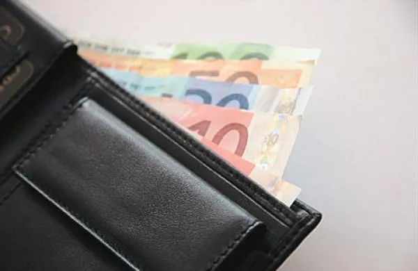 Izolanu je neznana ženska ukradla denarnico z zajetnim kupčkom denarja. Fotografija je simbolična