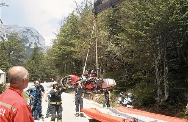 Motor so z dvigalom dvignili iz struge potoka