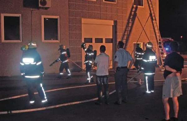 Sežanski in matarski gasilci so si nadeli dihalne aparate in s kamero iskali izvor dima