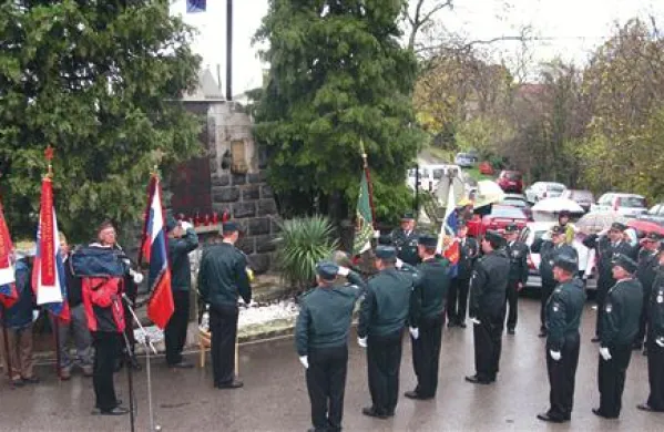 Vsi veterani, ki so bili aktivni v vojni za Slovenijo, tudi prestopniki iz JLA, bodo  izvzeti iz zniževanja pokojnin, je zatrdil minister za delo Andrej Vizjak