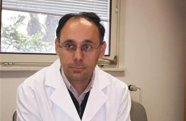 Boris Kopilović: “Možnost okužb z virusi lahko občutno zmanjšamo s poostreno higieno rok, predmetov in površin za skupno rabo, s hrambo živil v brezhibno delujočih, čistih hladilnikih in s termično dobro obdelano svežo hrano.”   