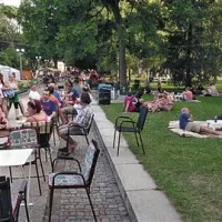 V Art kampu v mestnem parku se stalno veliko dogaja, pa četudi le klepet na travi