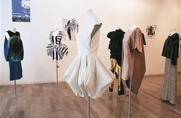 Art&Fashion je v galeriji Meduza na ogled do avgusta
