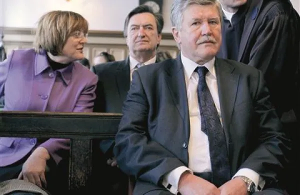  Sodišče je Ivanu Zidarju, Hildi Tovšak in Dušanu Črnigoju prisodilo leto in pet mesecev zaporne kazni. Vsem obsojenim je naložilo tudi plačilo stranske denarne kazni.