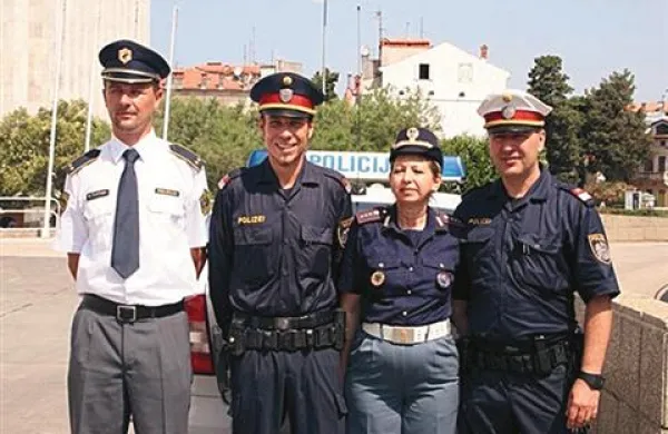 Četverica tujih policistov v hrvaški Istri (z leve): Boštjan Pantner (Slovenija), Djura Liber (Avstrija), Patrizia Spadini (Italija) in Marc Frank (Avstrija)