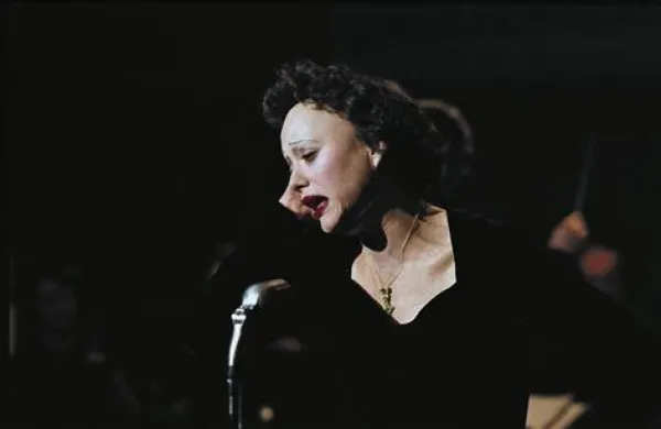 Na sporedu bo tudi biografski film o francoski šansonjerki Edith Piaf Življenje v rožnatem