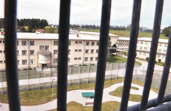 Boštjan Z. se v začetku maja ni vrnil za zapahe zapora na Dobu. Prestal je približno polovico odmerjene kazni.