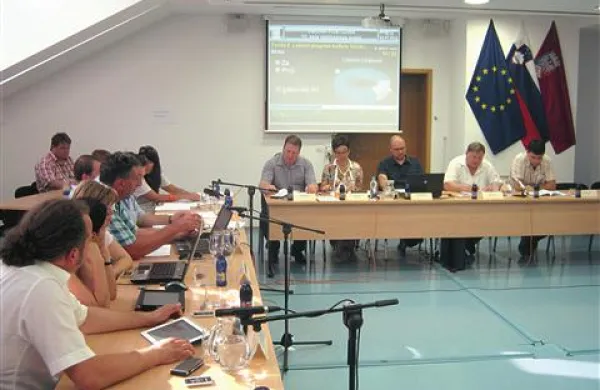 Vroča predpočitni&scaron;ka seja v Postojni