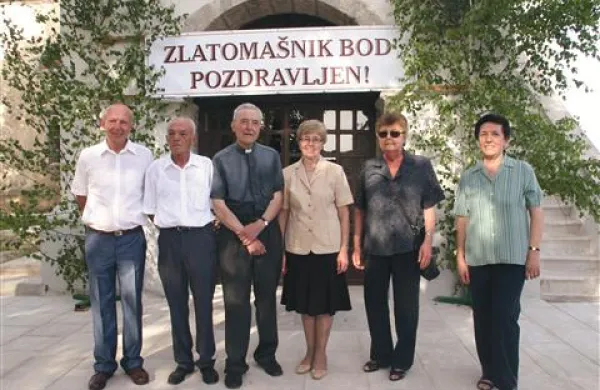 Z zlatomašnikom Tonetom (v sredini) so praznovali vsi Betnarjevi iz Loč (z leve): brata Lojze in Frane ter sestre Dora, Ivanka in Marija   
