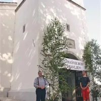 Domači župnik Ivan Furlan je predstavil obnovo zvonika, latnik podjetja Krn Tomaž Klopčič (desno) pa novo zvonjenje