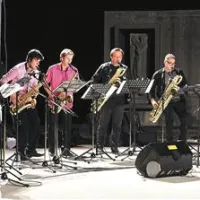 Letošnje srečanje je amfiteatru kromberškega gradu sklenil koncert mentorjev in gostov, zasedbe 4 saxes 