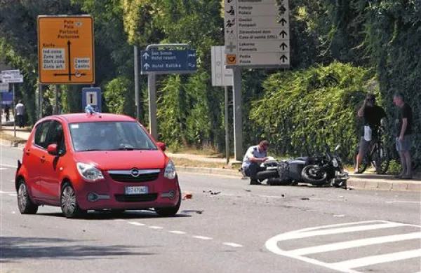 Voznik avtomobila je v Izoli motoristu prekrižal pot