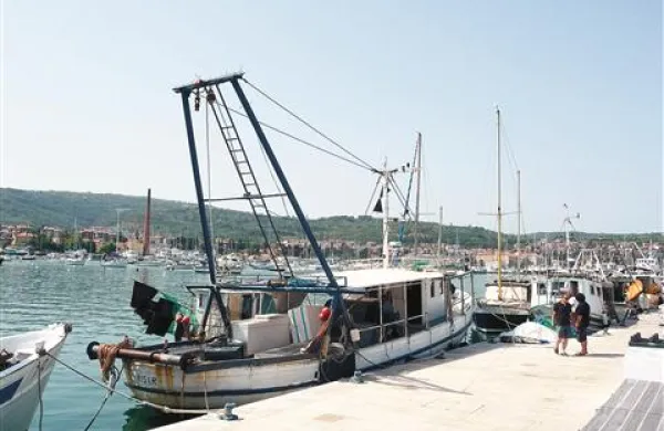 Barka Biser je za zdaj  privezana ob ribiškem  pomolu 