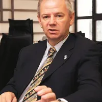 Prof. dr. Danilo Zavrtanik: “Odkritje novega delca je eden prvih globalnih človeško-civilizacijskih uspehov. Če bi bili znanstveniki na oblasti,  prav gotovo ne bi trobili o nacionalnem interesu. Znanost lahko delimo na dobro in zanič, vsekakor pa ne na slovensko, italijansko, avstrijsko ali kitajsko.”