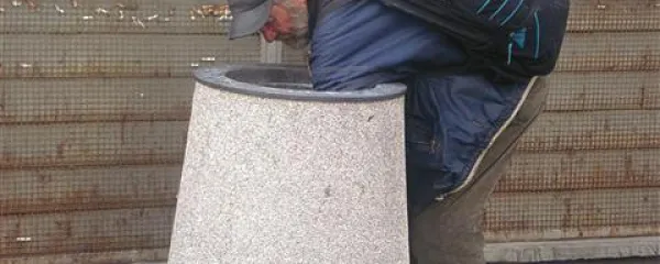 Takšnih prizorov je v Varšavi veliko. Hrana je sicer nekoliko cenejša kot v Sloveniji, a ne bistveno, zato si marsikdo pomaga, kot pač ve in zna