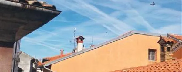 Z belimi črtami prepredeno nebo nad Koprom