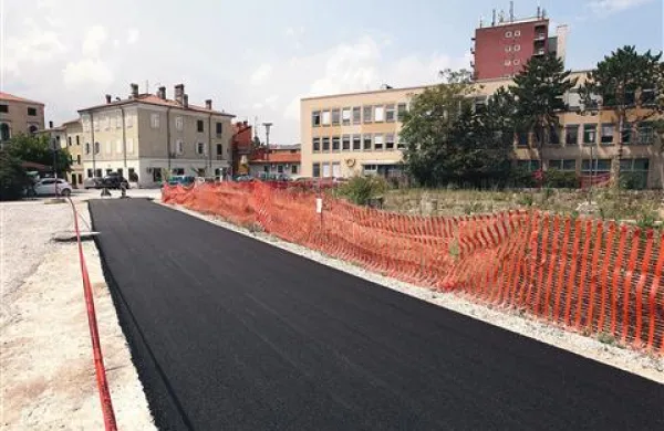 Muzejski trg je po dolgih letih vendarle dobil asfaltno prevleko