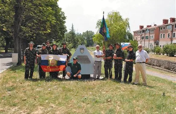 Pohodniki še pred začetkom poti v Ajdovščini, kjer jih je pozdravil župan Marjan Poljšak