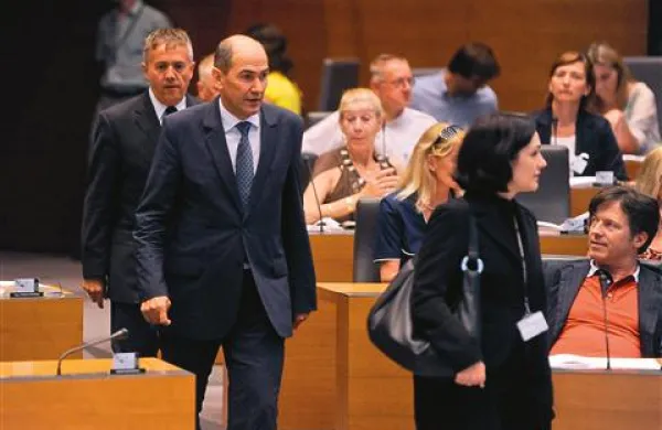 Rojake je v državnem zboru nagovoril tudi premier Janez Janša 