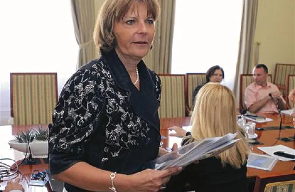 Predsednica uprave Agencije za upravljanje kapitalskih naložb  Dagmar Komar je na vlado oddala odstopno izjavo