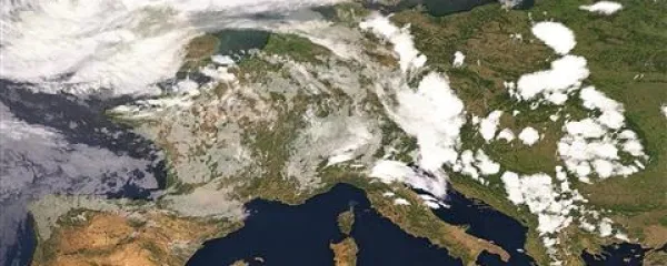 Včeraj je bilo ozračje zelo nestanovitno, sedaj se ponovno krepi anticiklon