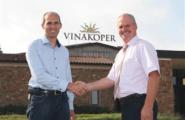 Predsednik uprave Vinakopra Nevio Pucer (desno) je včeraj glavnemu enologu  Boštjanu Zidarju izrekel dobrodošlico ob prihodu v novo službo