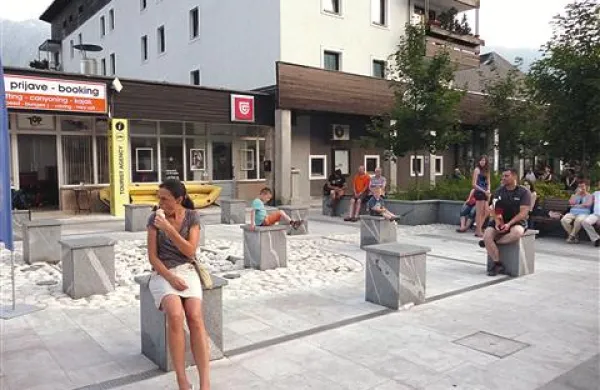 Suha fontana, ki zagotovo ni bila poceni,  na razgretem bovškem trgu vsaj še nekaj dni ne bo hladila turistov in domačinov  