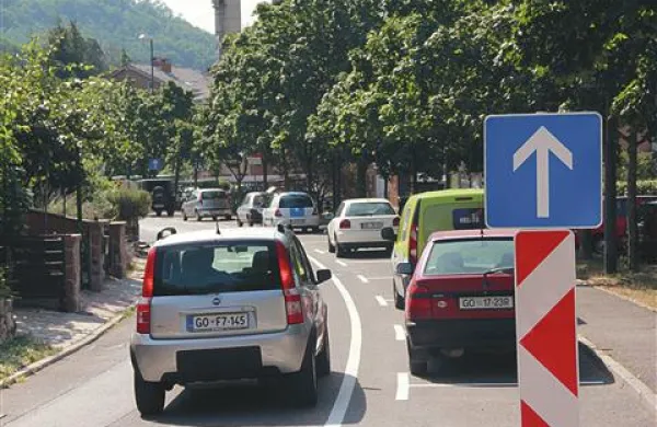 Z enosmernim prometom so dobili parkirna mesta, a tudi daljšo pot do domov. Mnogi stanovalci niso zadovoljni, nekateri pa z “bližnjicami” kršijo predpise...