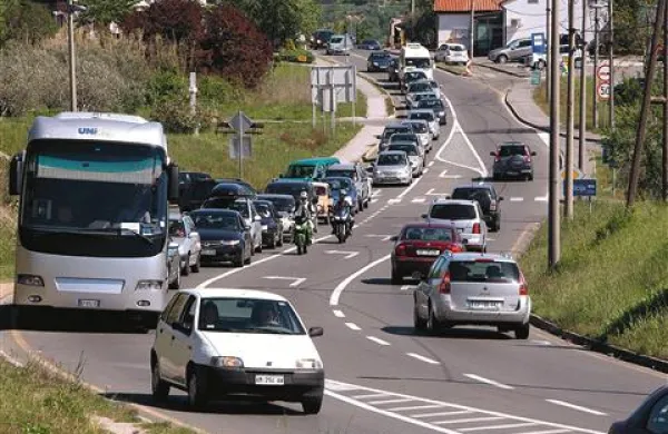 V poletnih mesecih, ko je na cestah največ avtomobilov, se prometna varnost običajno poslabša