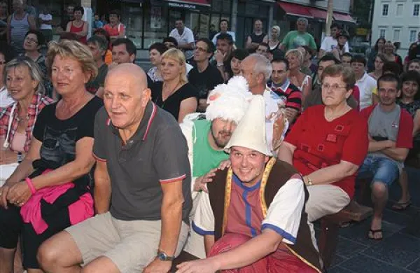 Za vesel uvod v niz  kulturnih Četrtkov na placu so poskrbeli  poulični gledališčniki cerkljanskega KUD s komedijo Lamk