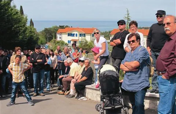 Takole so Ankarančani konec maja protestirali zoper Grafistovo pozidavo že skoraj zgrajenega pokopališča