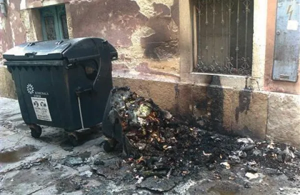 Neznanci so zažgali vsebino smetnjaka v Volaričevi ulici v Kopru
