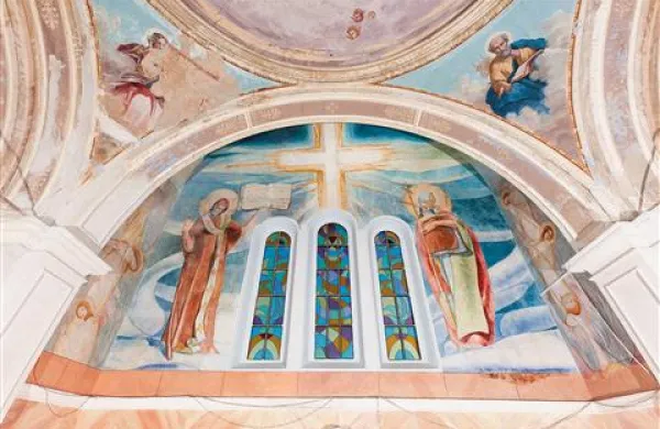 V desni ladji cerkve sv. Helene na Premu obnovljena monumentalna poslikava slovanskih bratov Cirila in Metoda