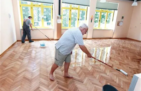 Obrtniki so brezplačno obnovili parket v Ribici in Pikapolonici