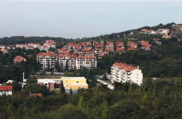    V Občini Ankaran v konstituiranju in Krajevni skupnosti Ankaran  odločno nasprotujejo namenu koprske občine, da proda  nepremičnine v Ankaranu