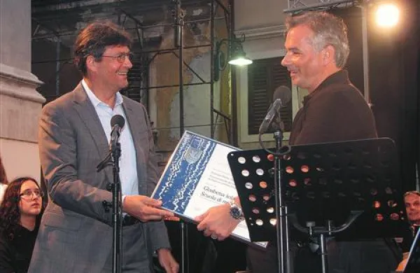 Župan Igor Kolenc je izročil občinsko priznanje predstavniku Glasbene šole Izola, ravnatelju koprske glasbene šole Iztoku Babniku