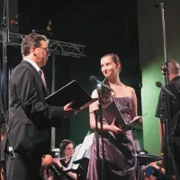 Gosta Pihalnega orkestra Izola, tenorist Vladimir Čadež in sopranistka Mateja Potočnik