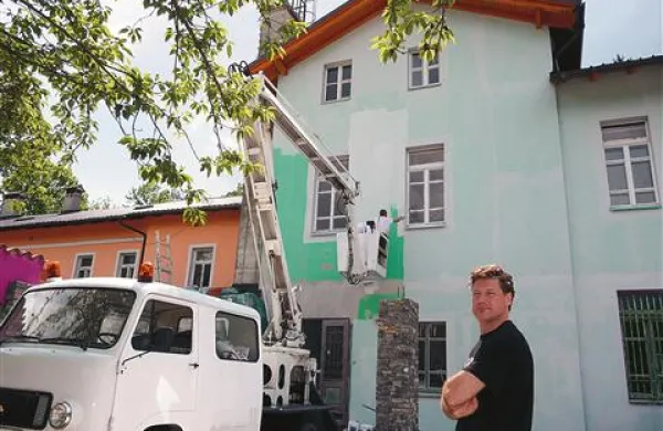 Marjan Murenc je te dni z beljenjem fasade objekta Paradiso dal slovo dosedanjim divjim zeleno vijola barvam. Prepričan je, da bo brez sodelovanja z njimi imel festival Metalcamp težave.